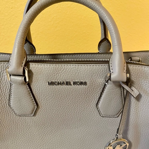 Authentic Michael Michael Kors Large handbag and matching wallet. - Picture 4 of 12